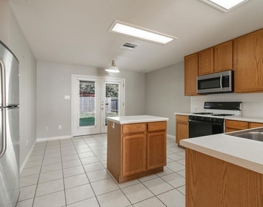 7104 Quimper Ln - Photo Thumbnail 7