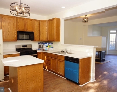 590 Eisenhower Drive - Photo Thumbnail 8
