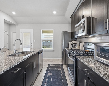 14505 Heartland Dr - Photo Thumbnail 10