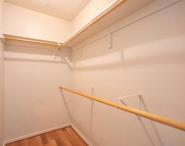 305 Regatta Ct - Photo Thumbnail 20