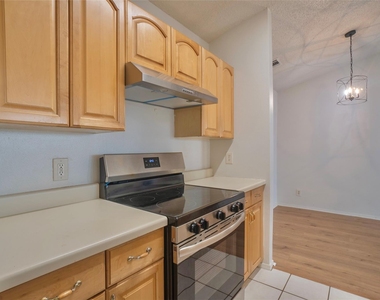 305 Regatta Ct - Photo Thumbnail 10