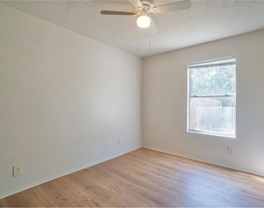 305 Regatta Ct - Photo Thumbnail 15