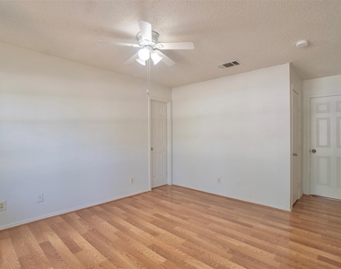 305 Regatta Ct - Photo Thumbnail 14