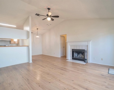 305 Regatta Ct - Photo Thumbnail 2