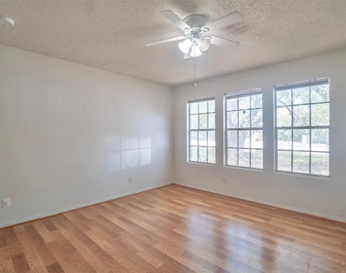 305 Regatta Ct - Photo Thumbnail 12