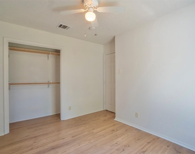 305 Regatta Ct - Photo Thumbnail 18