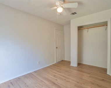 305 Regatta Ct - Photo Thumbnail 16