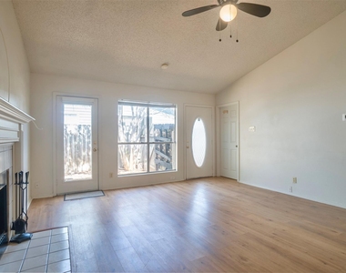 305 Regatta Ct - Photo Thumbnail 6