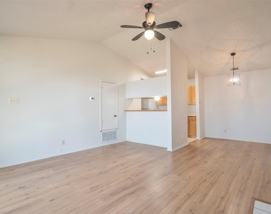 305 Regatta Ct - Photo Thumbnail 4
