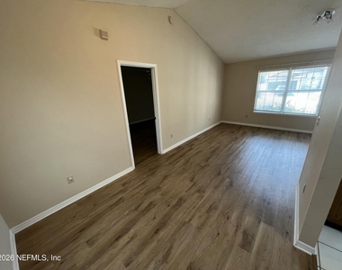 2105 Hovington Circle W - Photo Thumbnail 12