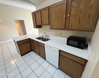 2105 Hovington Circle W - Photo Thumbnail 7