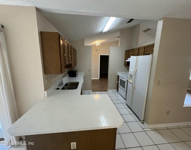 2105 Hovington Circle W - Photo Thumbnail 5