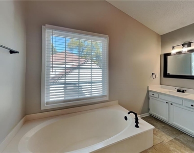 4825 Tanners Spring Drive - Photo Thumbnail 10