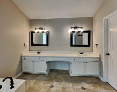 4825 Tanners Spring Drive - Photo Thumbnail 9