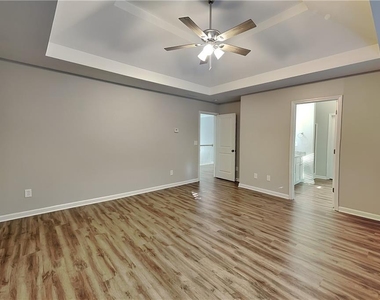 402 Belmont Way - Photo Thumbnail 4
