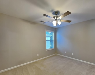 402 Belmont Way - Photo Thumbnail 12