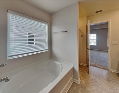 353 Bloomfield Circle - Photo Thumbnail 11
