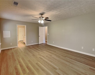 111 Crestbend Lane - Photo Thumbnail 10