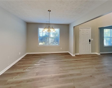 111 Crestbend Lane - Photo Thumbnail 7