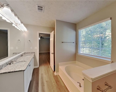 111 Crestbend Lane - Photo Thumbnail 12