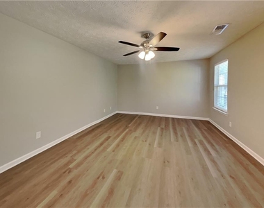111 Crestbend Lane - Photo Thumbnail 11