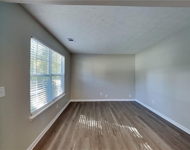 111 Crestbend Lane - Photo Thumbnail 4