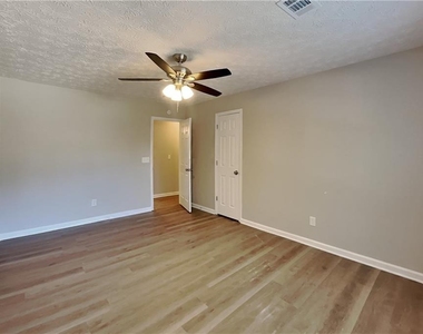 111 Crestbend Lane - Photo Thumbnail 14