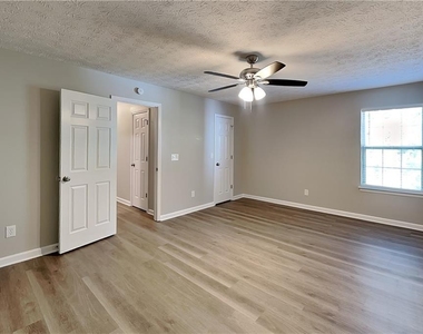 111 Crestbend Lane - Photo Thumbnail 16