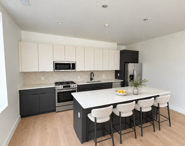 4340 N California Avenue - Photo Thumbnail 2