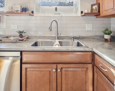 1024 S Summit Avenue - Photo Thumbnail 9