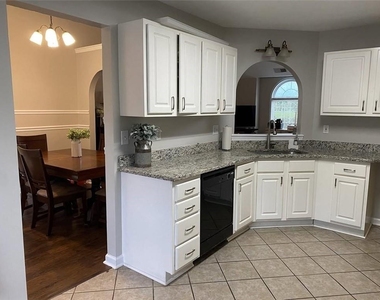 4524 Lake Park Drive - Photo Thumbnail 4