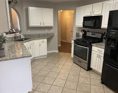 4524 Lake Park Drive - Photo Thumbnail 3