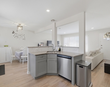1506 W Palm Drive - Photo Thumbnail 12