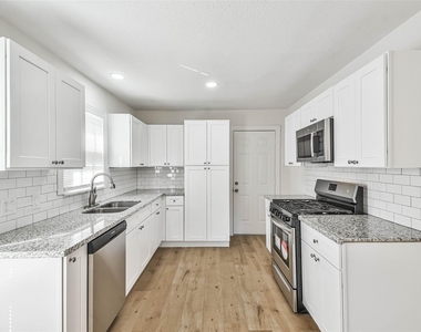 105 Live Oak Street - Photo Thumbnail 10