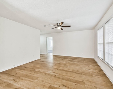 105 Live Oak Street - Photo Thumbnail 7