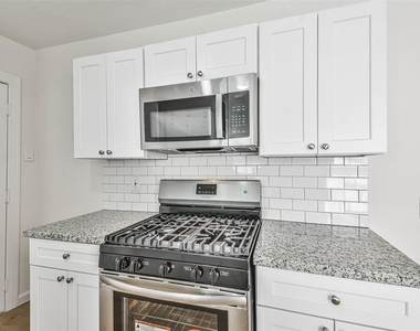 105 Live Oak Street - Photo Thumbnail 6