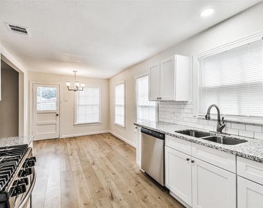 105 Live Oak Street - Photo Thumbnail 11