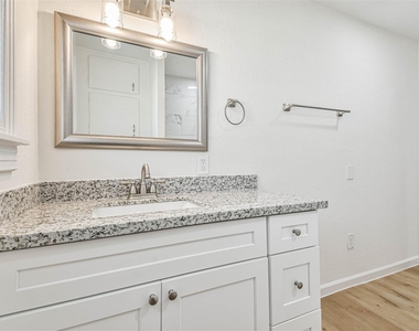 105 Live Oak Street - Photo Thumbnail 21