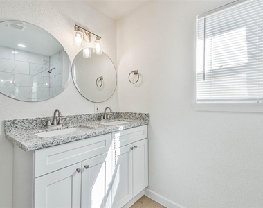 105 Live Oak Street - Photo Thumbnail 16