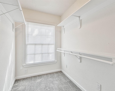 105 Live Oak Street - Photo Thumbnail 14