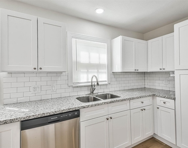 105 Live Oak Street - Photo Thumbnail 12