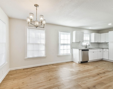 105 Live Oak Street - Photo Thumbnail 8