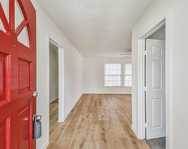 105 Live Oak Street - Photo Thumbnail 5