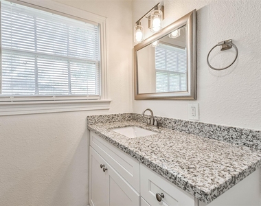 105 Live Oak Street - Photo Thumbnail 22