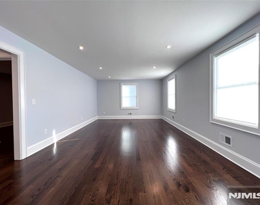 19 Cedar - Photo Thumbnail 2