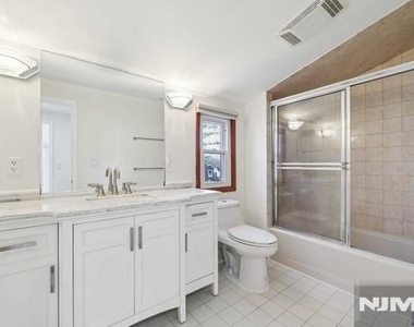35 Lexington - Photo Thumbnail 17