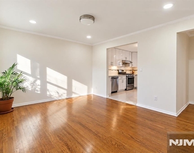 35 Lexington - Photo Thumbnail 2