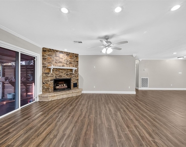 406 Cole Street - Photo Thumbnail 3