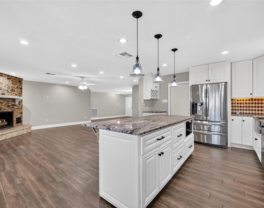 406 Cole Street - Photo Thumbnail 7