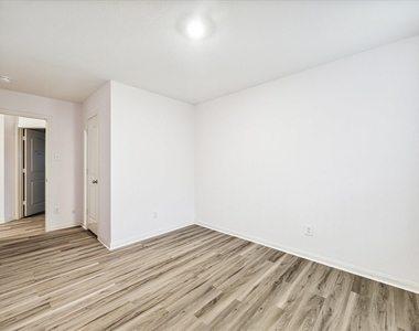 517 Amberwood Park Drive - Photo Thumbnail 19